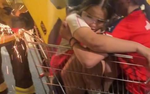 Las adolescentes, atrapadas en el carro mientras un bombero intenta cortarlo. Las adolescentes, atrapadas en el carro mientras un bombero intenta cortarlo.
