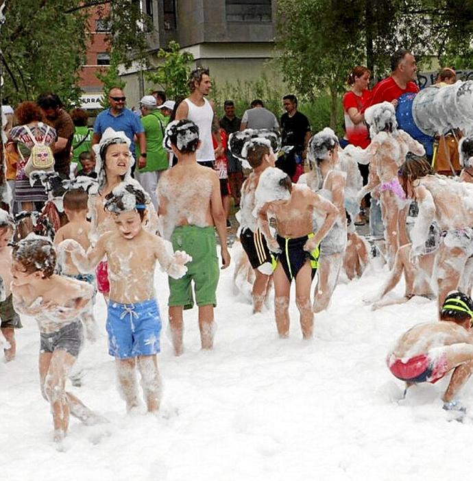 Fiesta infantil de la espuma en Zabalgana, en 2019. Foto: Pilar Barco