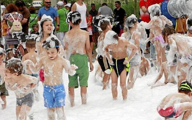 Fiesta infantil de la espuma en Zabalgana, en 2019. Foto: Pilar Barco