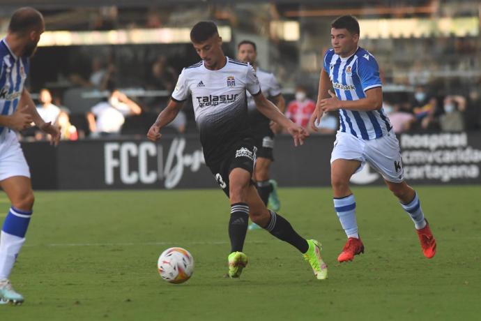 Aldasoro persigue al jugador del Cartagena Tejera.