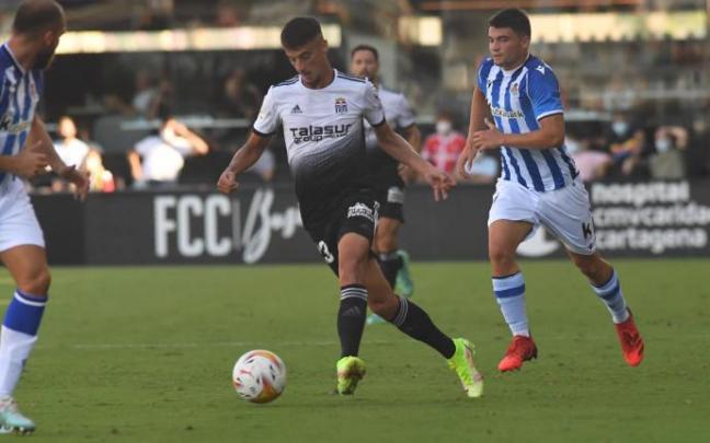 Aldasoro persigue al jugador del Cartagena Tejera.