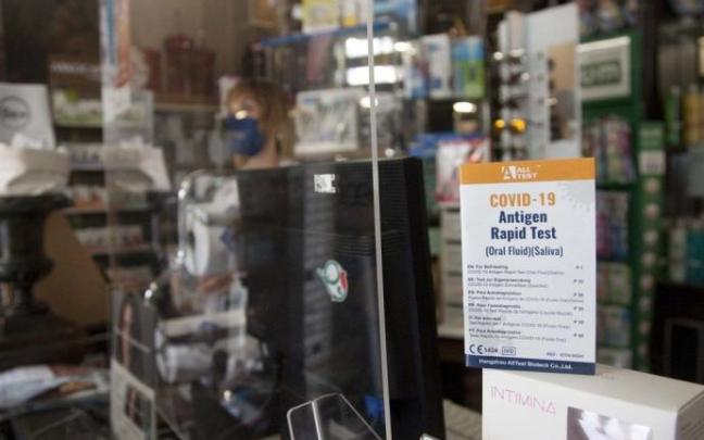 Cartel en una farmacia de Vitoria anunciando la venta de test de antígenos.