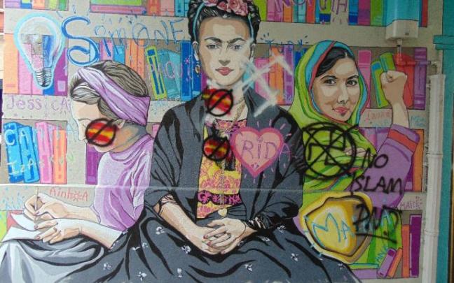Pintadas realizadas sobre una de las paredes que componen el mural feminista ubicado en el Grupo 8 de Marzo de Santurtzi. Foto: M. A. P. Pintadas realizadas sobre una de las paredes que componen el mural feminista ubicado en el Grupo 8 de Marzo de Santurtzi. Foto: M. A. P.