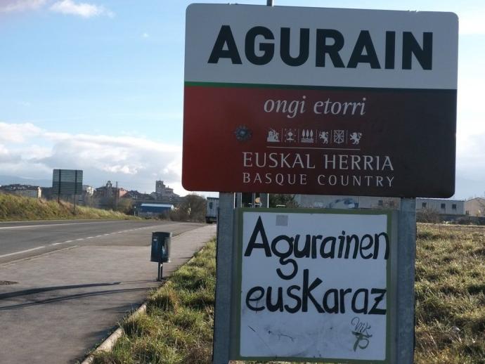 Cartel que fomenta el uso del euskera en Agurain.