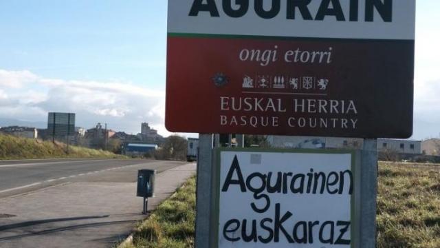 Cartel que fomenta el uso del euskera en Agurain.