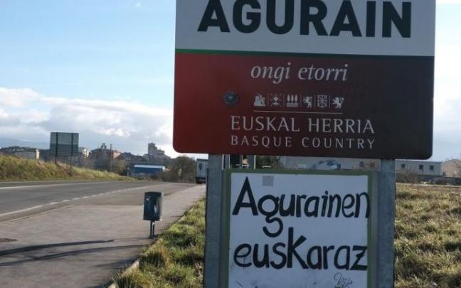Cartel que fomenta el uso del euskera en Agurain. Cartel que fomenta el uso del euskera en Agurain.