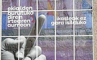 Cartel de boicot al Memorial de víctimas.