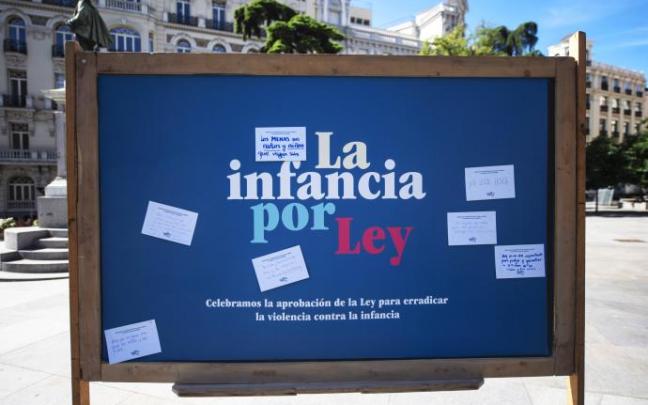 Colocan un cartel en un acto de celebración por la aprobación de la Ley de Protección a la Infancia y la Adolescencia Frente a la Violencia. Colocan un cartel en un acto de celebración por la aprobación de la Ley de Protección a la Infancia y la Adolescencia Frente a la Violencia.