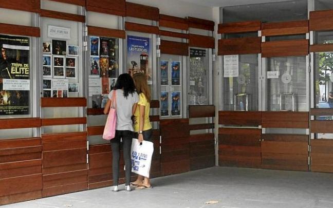 Dos personas en la entrada del Leidor. Foto: M.S.S. Dos personas en la entrada del Leidor. Foto: M.S.S.