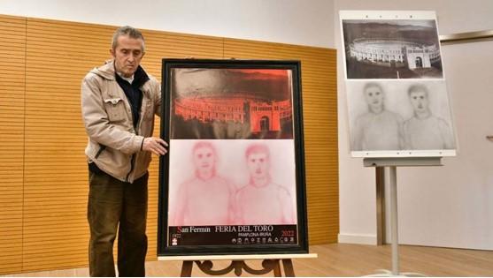 Juan José Aquerreta, esta mañana, con el cartel anunciador de la Feria del Toro 2022.