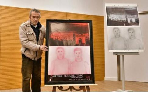 Juan José Aquerreta, esta mañana, con el cartel anunciador de la Feria del Toro 2022.