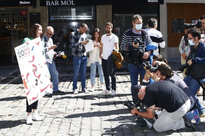 Olaia Merino Erviti, autora del cartel ganador, fotografiada en la plaza Consistorial.