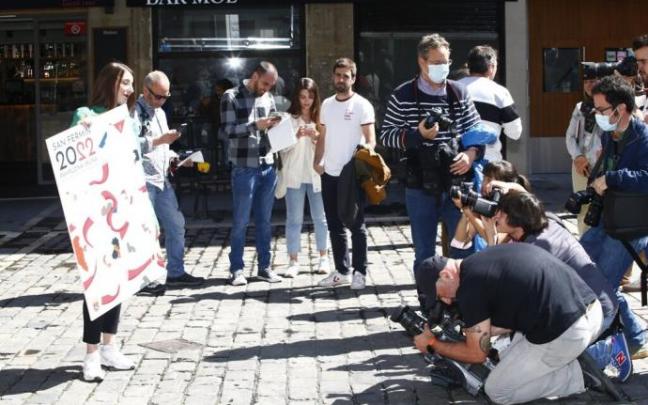 Olaia Merino Erviti, autora del cartel ganador, fotografiada en la plaza Consistorial. Olaia Merino Erviti, autora del cartel ganador, fotografiada en la plaza Consistorial.