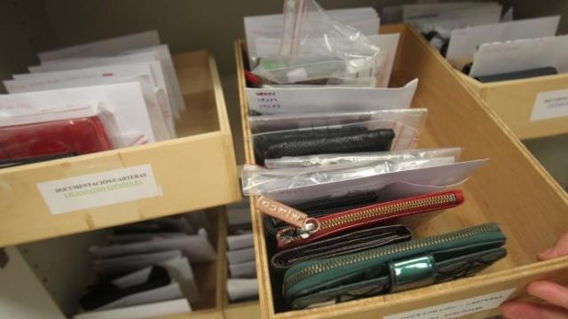 Carteras en la oficina de objetos perdidos