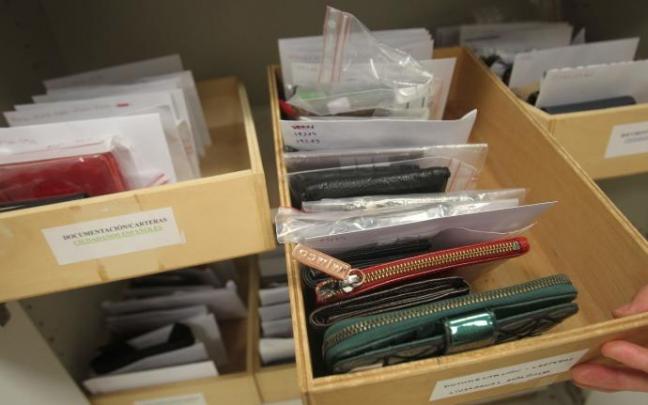 Carteras en la oficina de objetos perdidos Carteras en la oficina de objetos perdidos