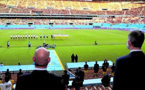 Luis Rubiales y Felipe de Borbón siguen desde el palco de La Cartuja la interpretación de los himnos de España y Suecia. Foto: Efe