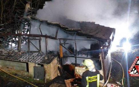 Casa calcinada en Ullibarri-Gamboa.