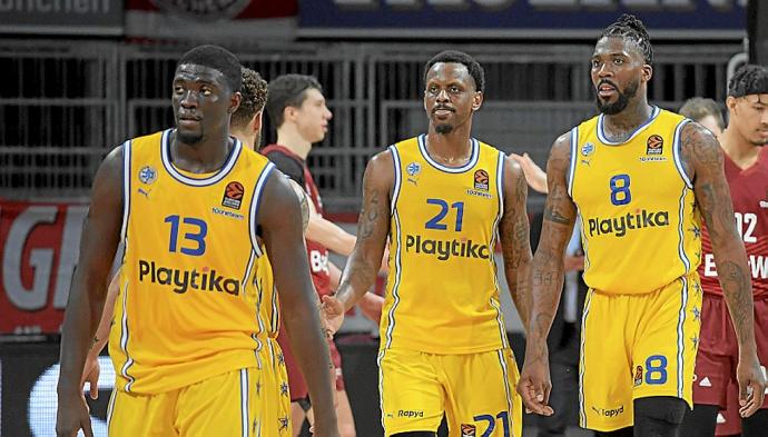 El exjugador del Bilbao Basket Khyri Thomas, junto a Nunnally y Reynolds, en el partido disputado entre el Maccabi y el Bayern de Munich. Foto: Euroliga