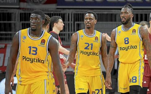 El exjugador del Bilbao Basket Khyri Thomas, junto a Nunnally y Reynolds, en el partido disputado entre el Maccabi y el Bayern de Munich. Foto: Euroliga