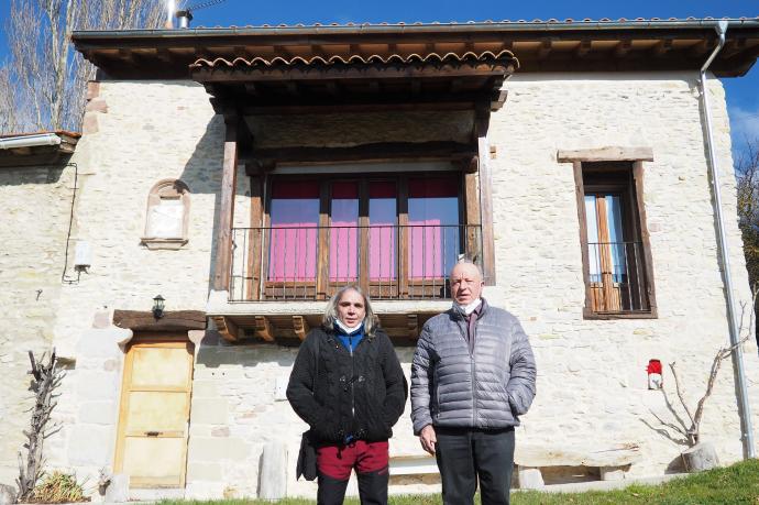 José Miguel Gabiria, Alcalde de Narcué, y Víctor Alsasua, dueño de la casa, desde el balcón del hospedaje Berrobiaenea.