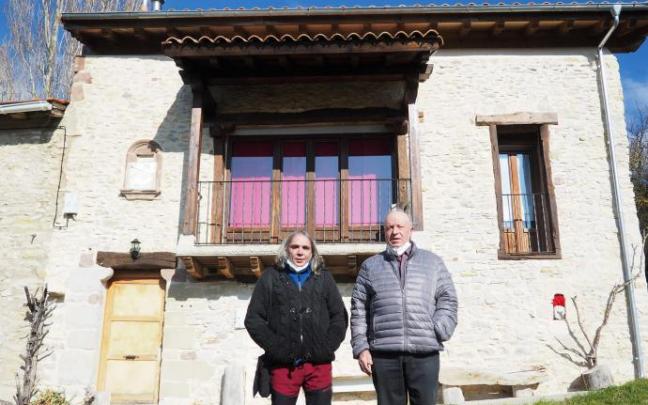 José Miguel Gabiria, Alcalde de Narcué, y Víctor Alsasua, dueño de la casa, desde el balcón del hospedaje Berrobiaenea.