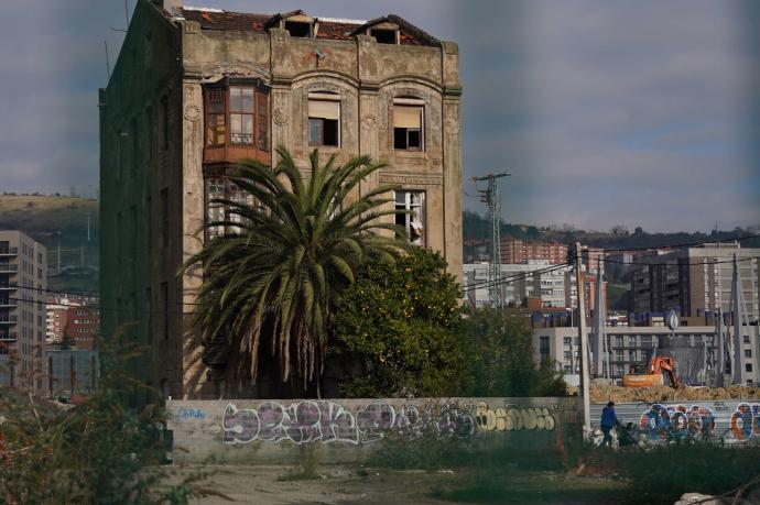 Los únicos que se acercan por la casa de la palmera es la actualidad son los okupas que viven en su interior.