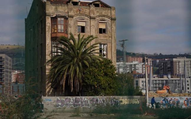 Los únicos que se acercan por la casa de la palmera es la actualidad son los okupas que viven en su interior. Los únicos que se acercan por la casa de la palmera es la actualidad son los okupas que viven en su interior.