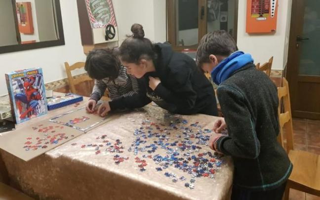 Niños haciendo un puzzle en la casa rural Basaula, en el Valle de Allín. Niños haciendo un puzzle en la casa rural Basaula, en el Valle de Allín.
