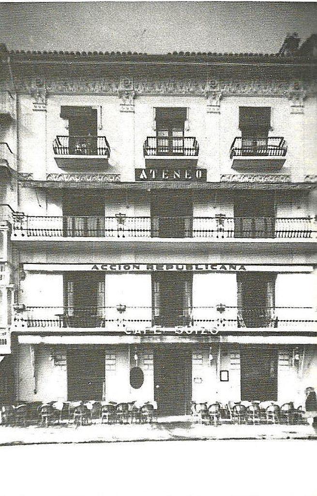 Foto: De Arazuri, J.J. "Pamplona, calles y barrios".