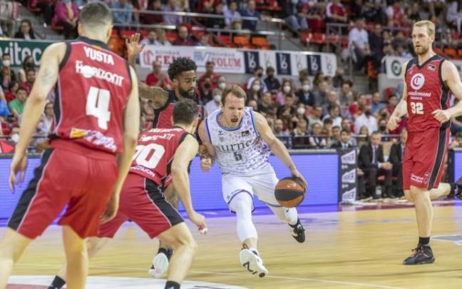 Rafa Luz, que anotó la canasta de la victoria, bota el balón ante la presión maña.