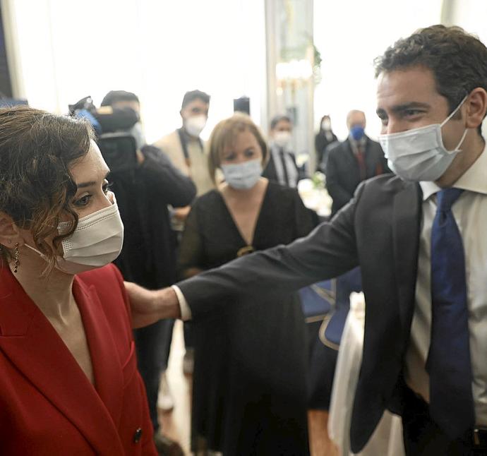 La presidenta de Madrid, Isabel Díaz Ayuso, con el secretario Teodoro García Egea. Foto: Europa Press