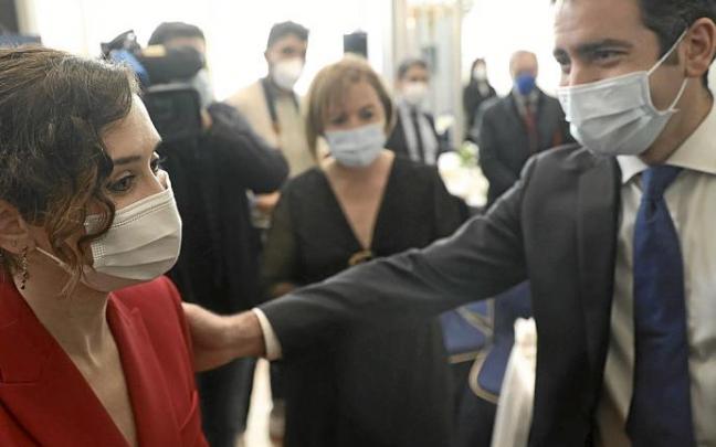 La presidenta de Madrid, Isabel Díaz Ayuso, con el secretario Teodoro García Egea. Foto: Europa Press