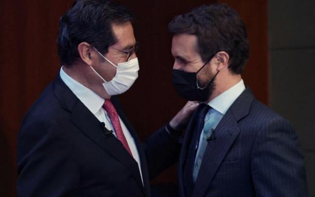 Pablo Casado y Antonio Garamendi se saludan en el acto en el que han coincidido este lunes Pablo Casado y Antonio Garamendi se saludan en el acto en el que han coincidido este lunes