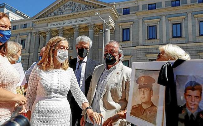 Los ‘populares’ Ana Pastor y Adolfo Suárez Illana se sumaron a la concentración de la AVT. Foto: Efe Los ‘populares’ Ana Pastor y Adolfo Suárez Illana se sumaron a la concentración de la AVT. Foto: Efe
