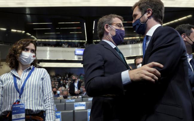 Casado con Feijóo, junto a Díaz Ayuso, este sábado en el congreso del PP.