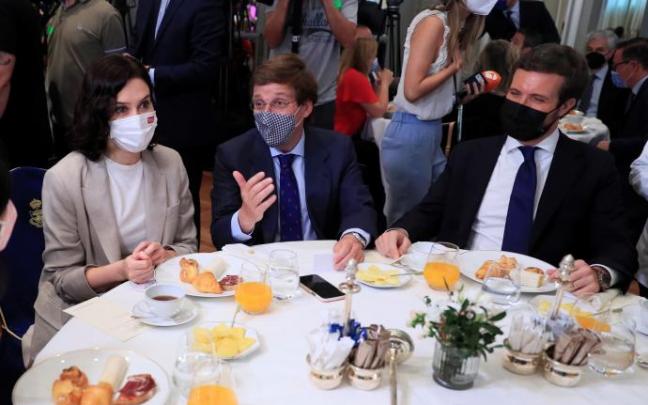 Pablo Casado, con Martínez-Almeida y Ayuso este martes. Pablo Casado, con Martínez-Almeida y Ayuso este martes.