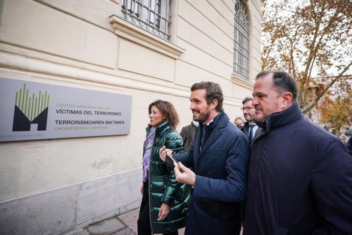 Pablo Casado, Carlos Iturgaiz y otros dirigentes del PP vasco han visitado hoy el Centro Memorial de Víctimas.