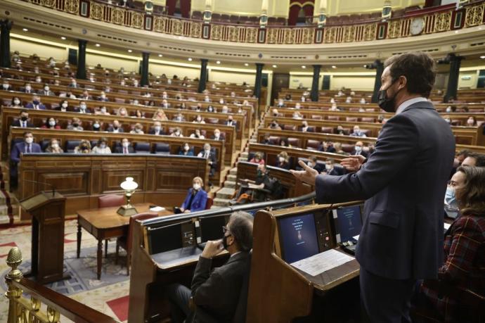 Casado se dirige a Sánchez en la sesión de control