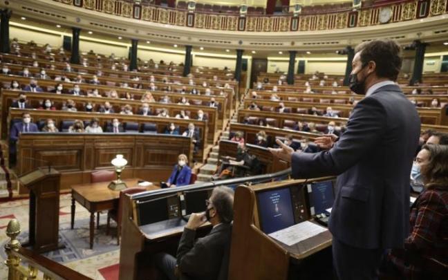 Casado se dirige a Sánchez en la sesión de control