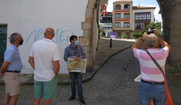 La casa Ormaetxea, previsiblemente, estuvo pegada a la muralla, cuyo único resto que se conserva es el arco de Santiago, que se ve en la imagen de la derecha.