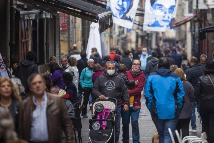 Gente en el Casco Viejo de Vitoria.