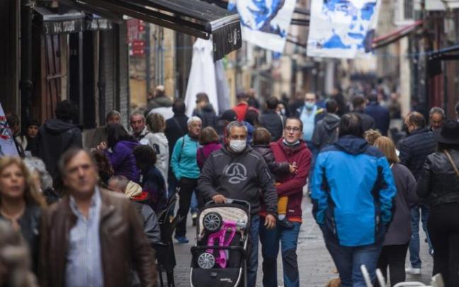 Gente en el Casco Viejo de Vitoria.