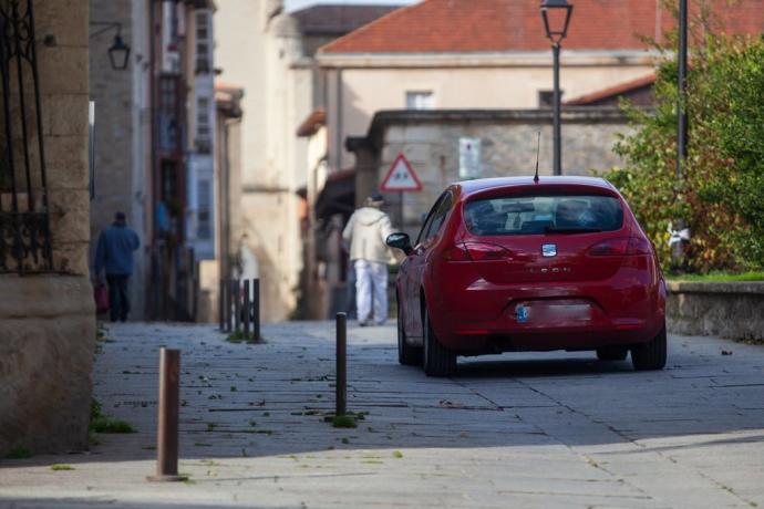 Un coche circula por el Casco Viejo de Vitoria