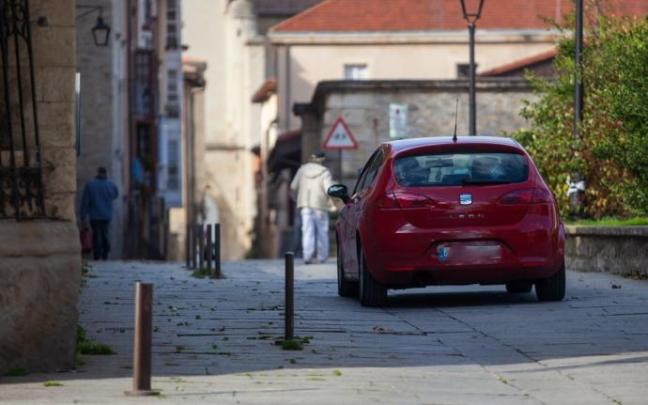 Un coche circula por el Casco Viejo de Vitoria Un coche circula por el Casco Viejo de Vitoria