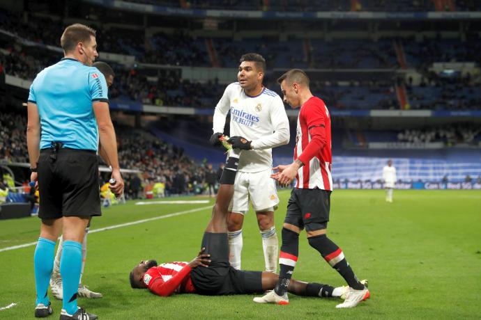 Casemiro ayuda a Iñaki Williams durante el Real Madrid-Athletic de Liga