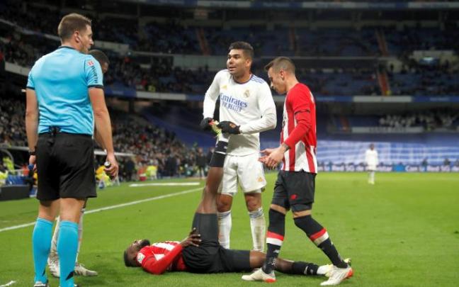 Casemiro ayuda a Iñaki Williams durante el Real Madrid-Athletic de Liga Casemiro ayuda a Iñaki Williams durante el Real Madrid-Athletic de Liga