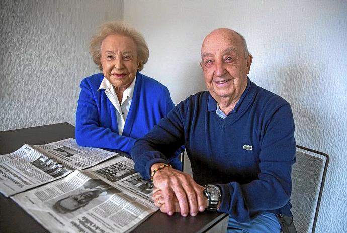 Cristina y Fernando, con el reportaje que NOTICIAS DE GIPUZKOA dedicó a su padre. Foto: A.Z.