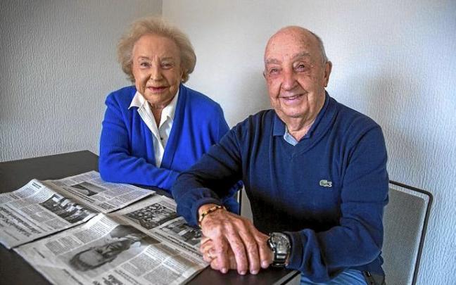 Cristina y Fernando, con el reportaje que NOTICIAS DE GIPUZKOA dedicó a su padre. Foto: A.Z. Cristina y Fernando, con el reportaje que NOTICIAS DE GIPUZKOA dedicó a su padre. Foto: A.Z.