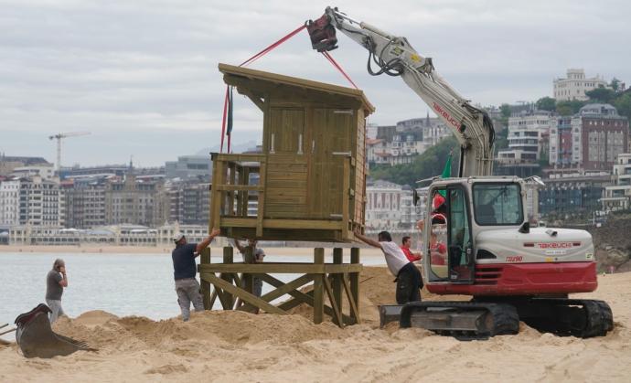 Una máquina ayuda a la colocación de la torreta de madera de los socorristas de Ondarreta.