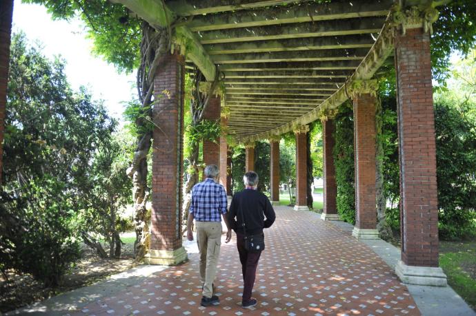 Imagen de dos personas paseando por el Parque de Doña Casilda